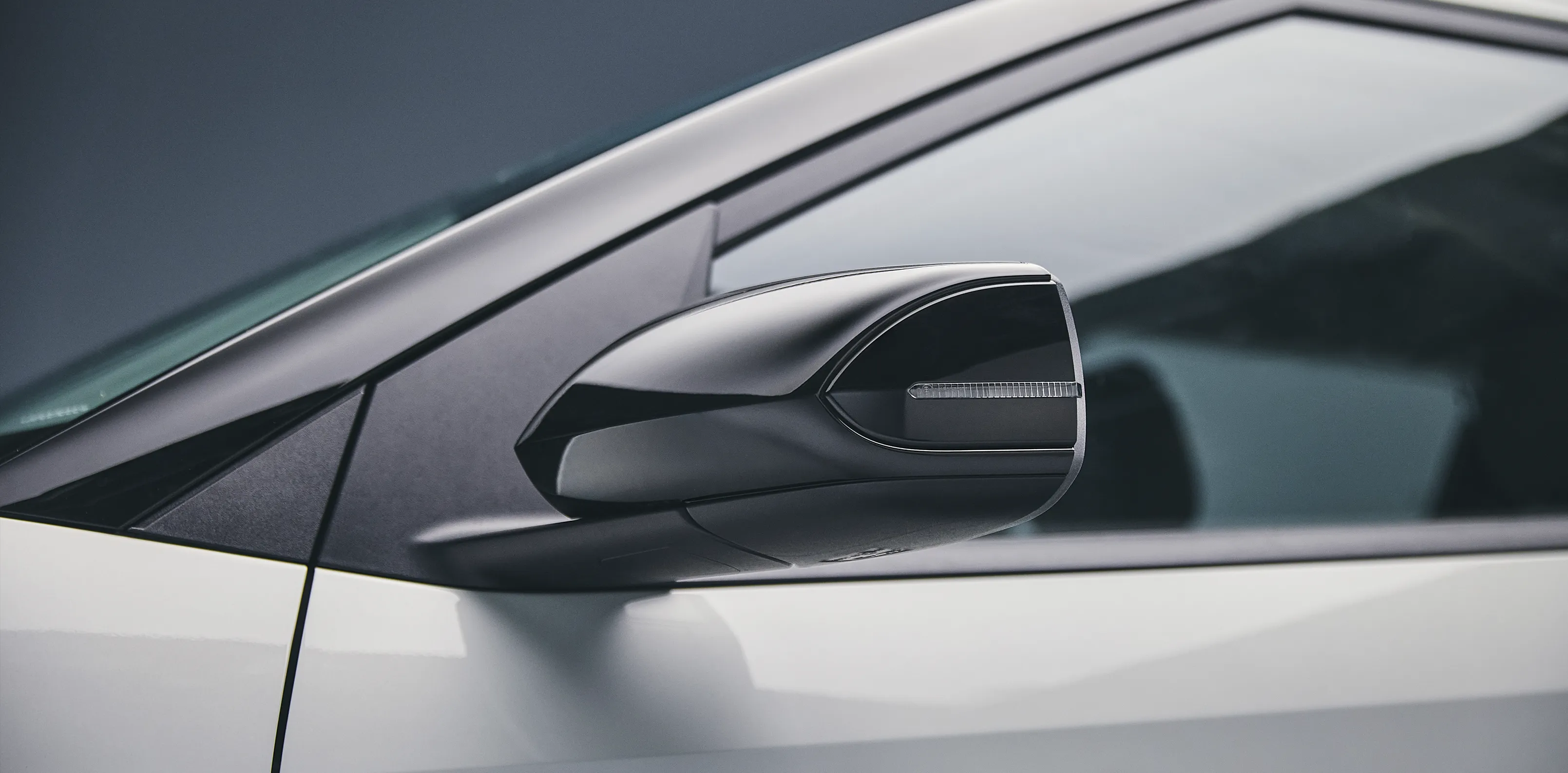 Retrovisores externos do Novo Hyundai i20 X Line na cor preto brilhante.