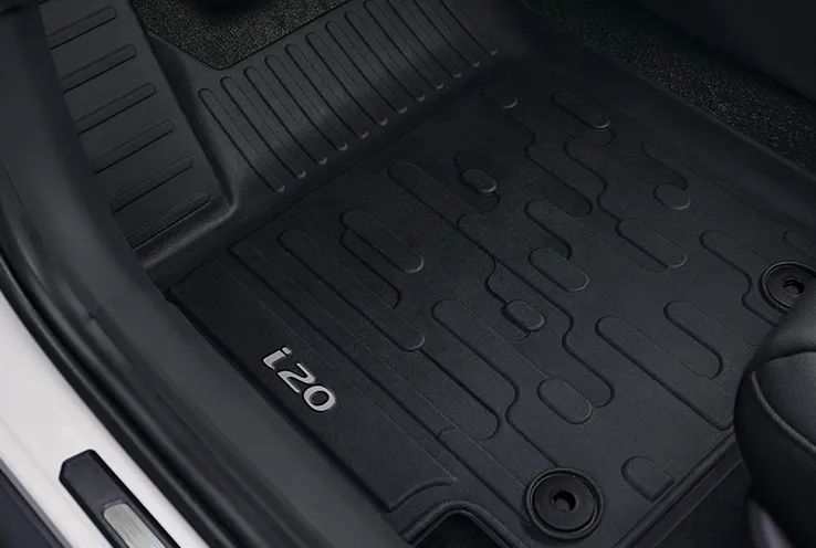 Tapetes emborrachados do Novo Hyundai i20 X Line com bordas elevadas.