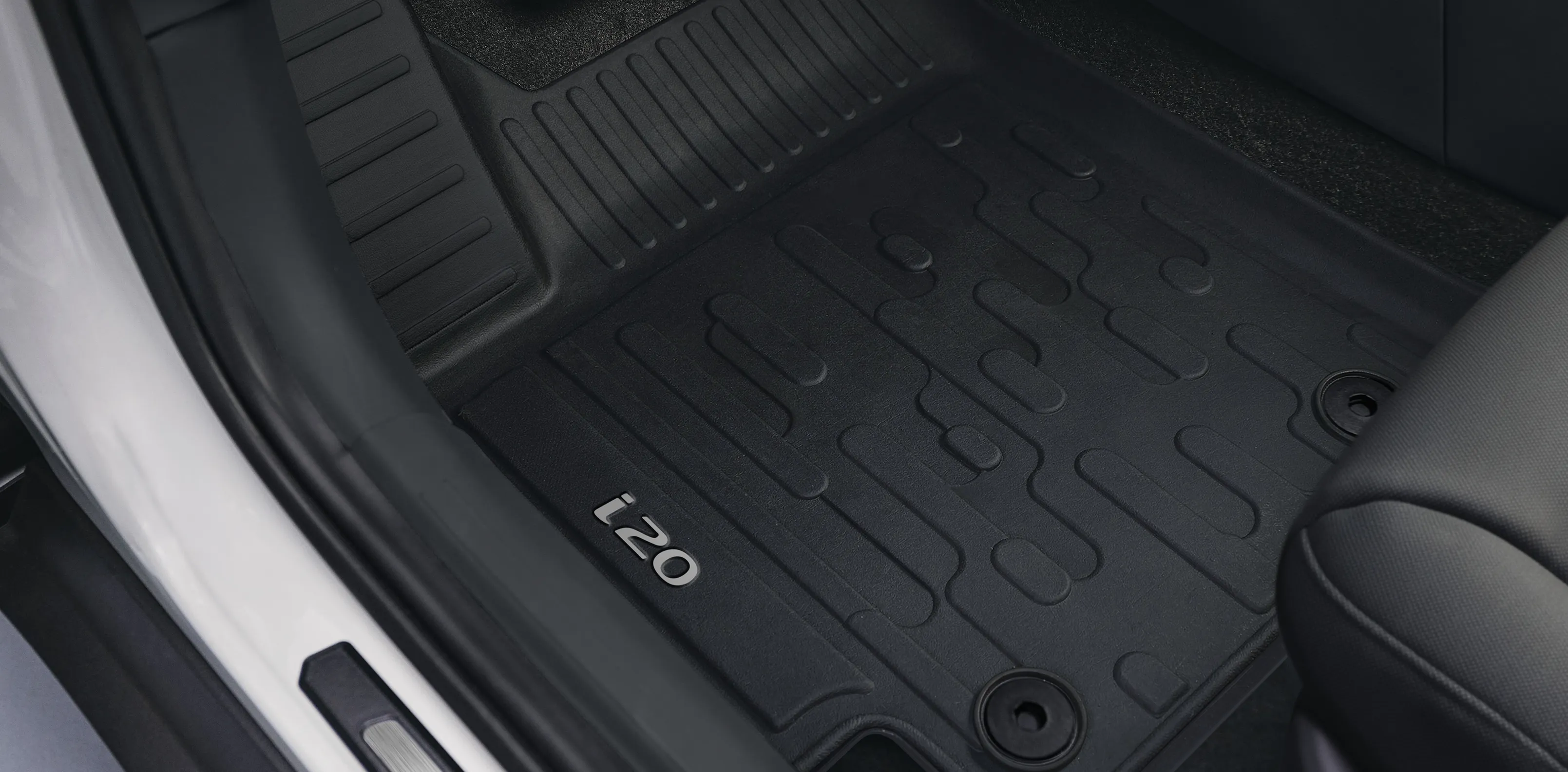 Tapetes emborrachados do Novo Hyundai i20 X Line com bordas elevadas.