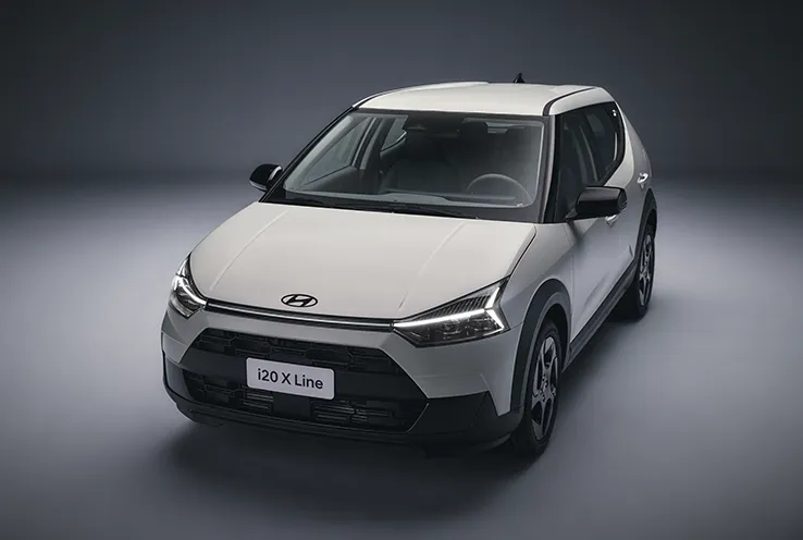 Novo Hyundai i20 X Line branco com visual urbano.