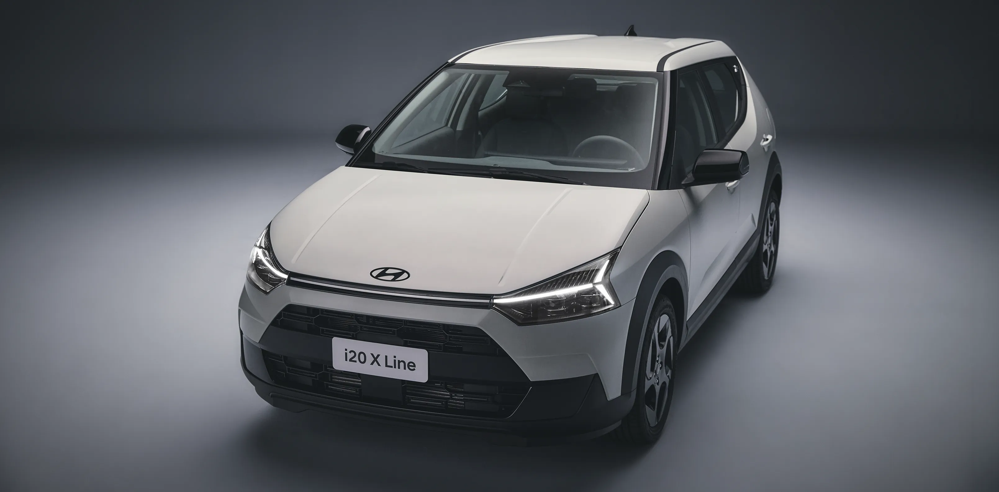 Novo Hyundai i20 X Line branco com visual urbano.
