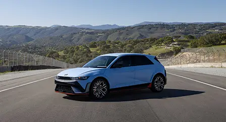 Modelo Hyundai IONIQ 5 N Line na cor azul estacionado em uma pista de corrida durante o dia.
