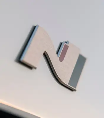 Emblema da divisão N Line colocado em um carro.