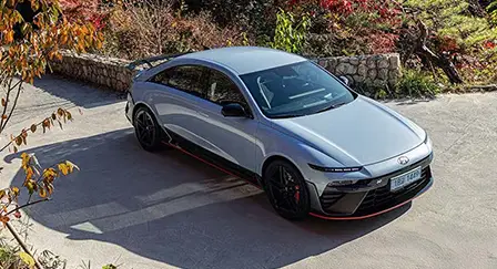 Modelo IONIQ 6 N Line na cor azul estacionado em uma casa durante o dia.