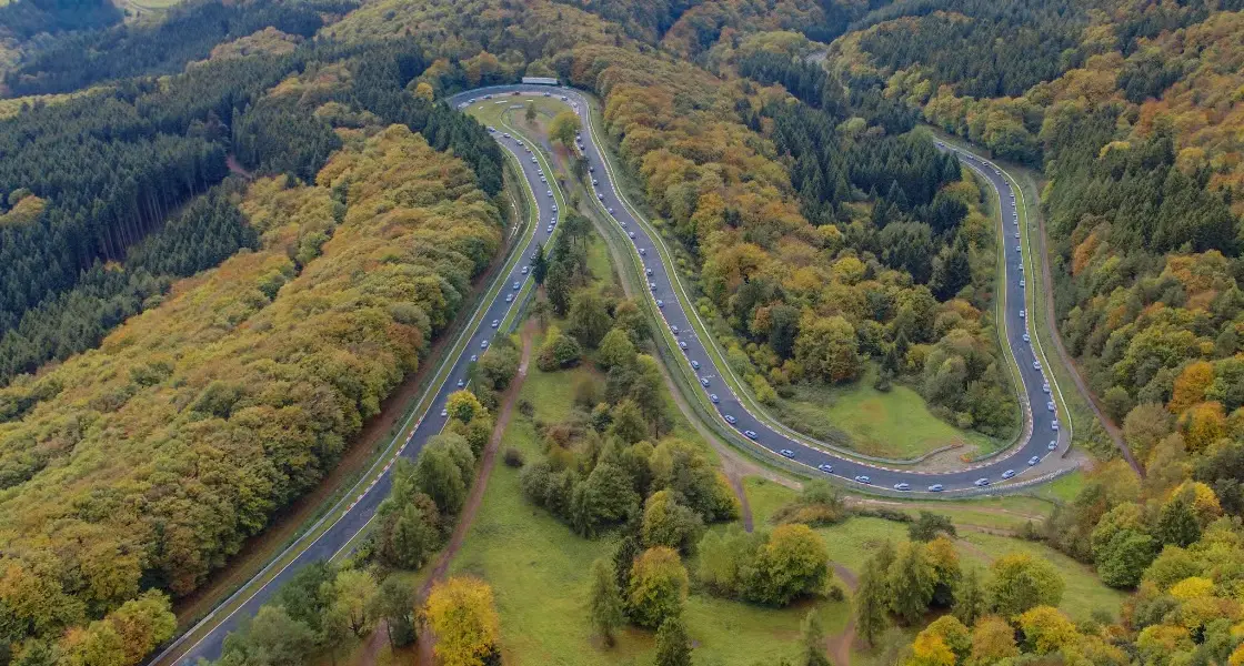 Visão aérea da pista de Nurburgring na Alemanha durante o dia.