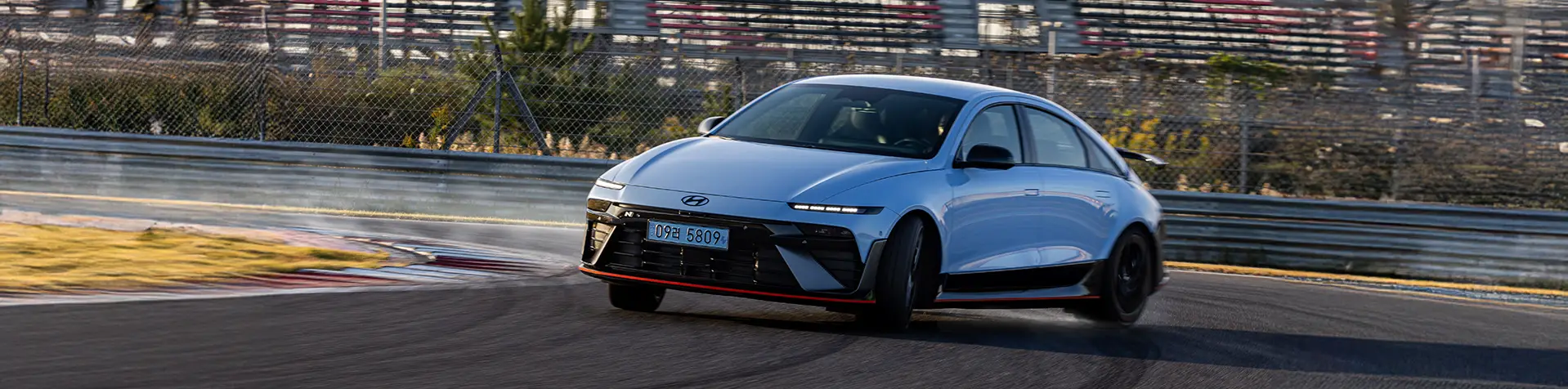 Modelo IONIQ 6 N na cor azul em uma pista de corrida durante o dia.