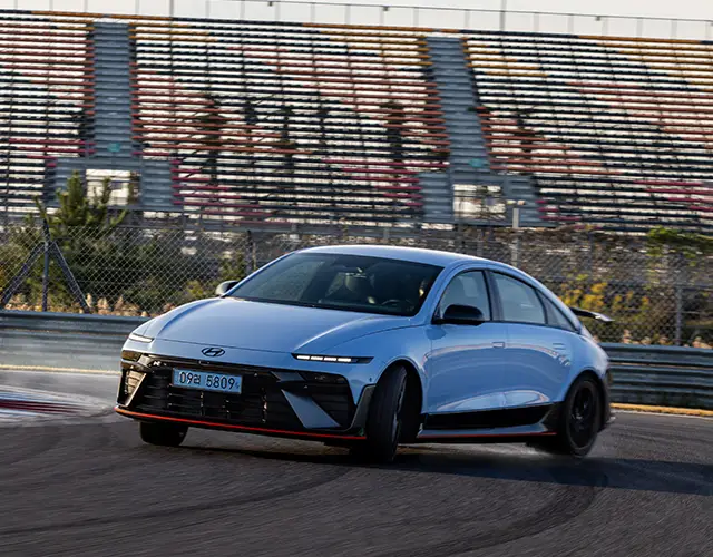 Modelo IONIQ 6 N na cor azul em uma pista de corrida durante o dia.