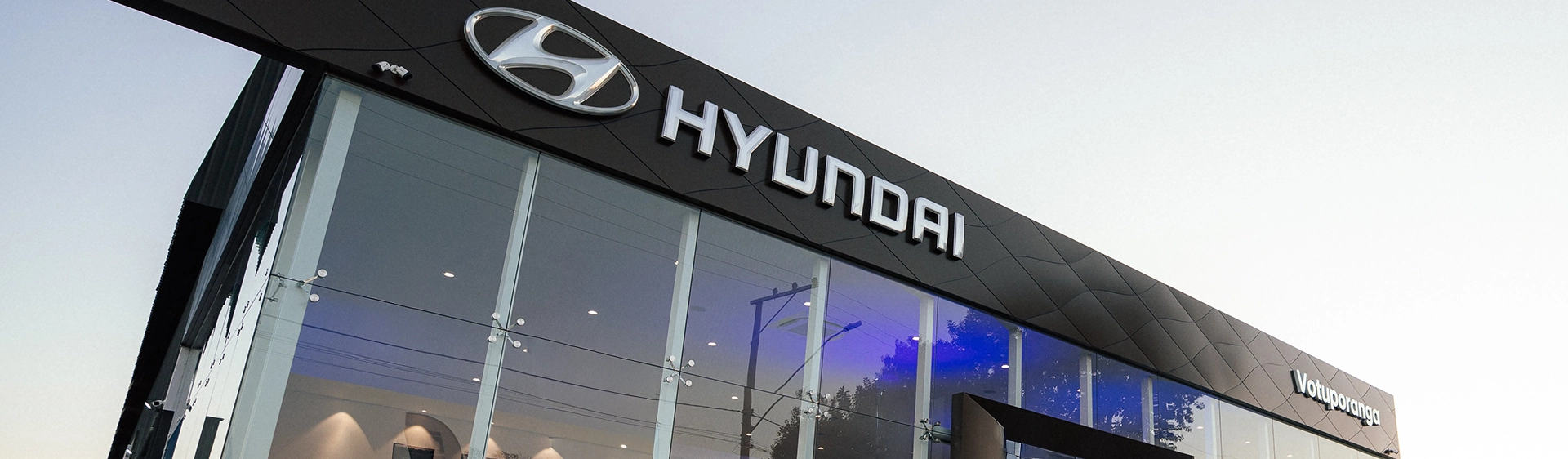 Airton Cousseau, presidente e CEO da Hyundai Motor Brasil, e Aral Moreira, presidente do Grupo Saldanha Moreira e diretor da Golden Motors, inauguram unidade em Votuporanga (SP)