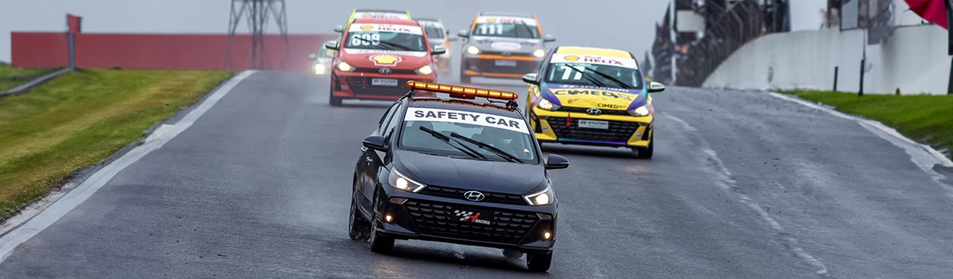 Safety car na cor preta liderando trajeto da Copa HB20.
