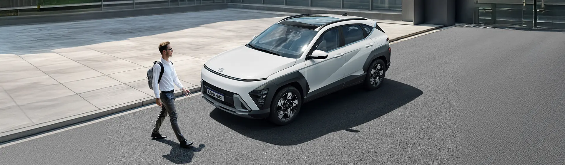 Hyundai Kona Híbrido na cor branca em alta velocidade na estrada durante o dia.