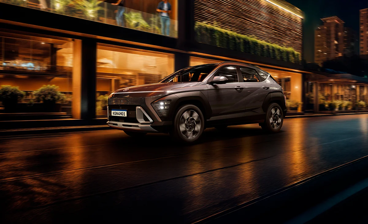 Novo KONA Hybrid em alta velocidade na rua durante a noite.