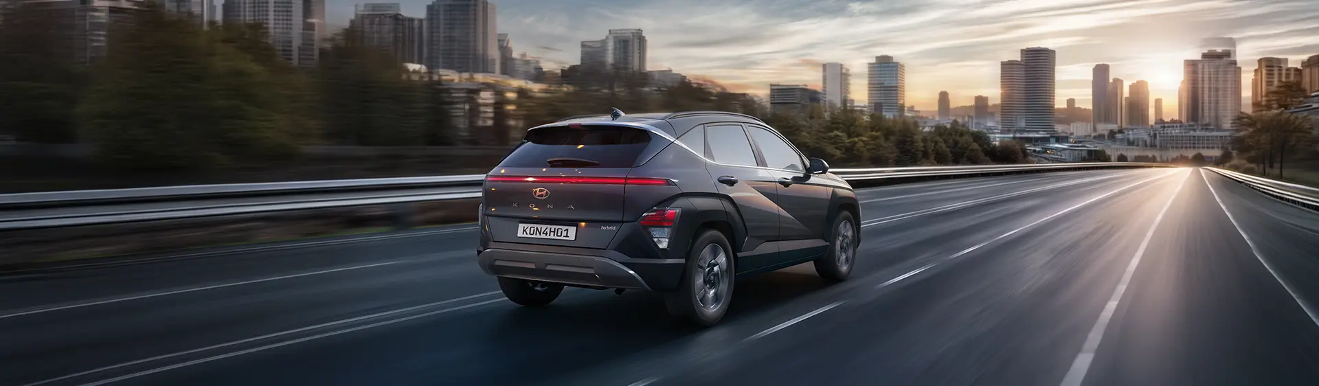 KONA Híbrido, o 1º SUV híbrido da Hyundai no Brasil em movimento na estrada. 