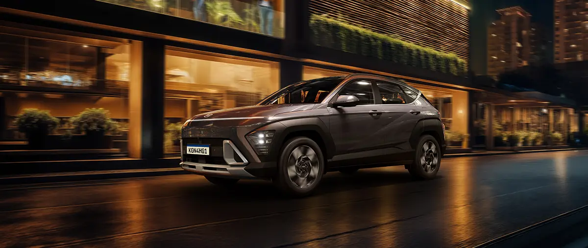KONA Híbrido, o SUV híbrido da Hyundai em movimento à noite.