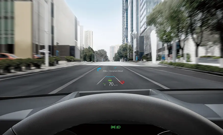 Head-Up Display do IONIQ 5 ativo com o veículo em movimento na rua. 