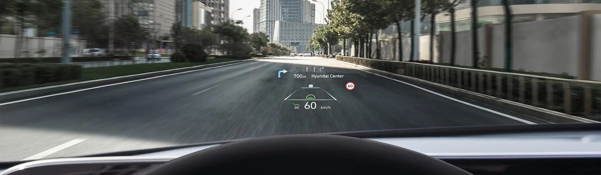 Head-Up Display do PALISADE ativo com o veículo em movimento na rua. 