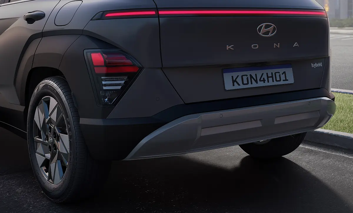 Traseira do KONA Híbrido Signature equipada com a suspensão multilink.