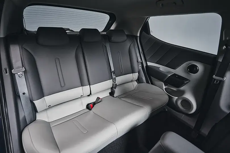 Detalhes do acabamento em couro sintético nos bancos e na porta dos passageiros do interior do Novo Hyundai i20.
